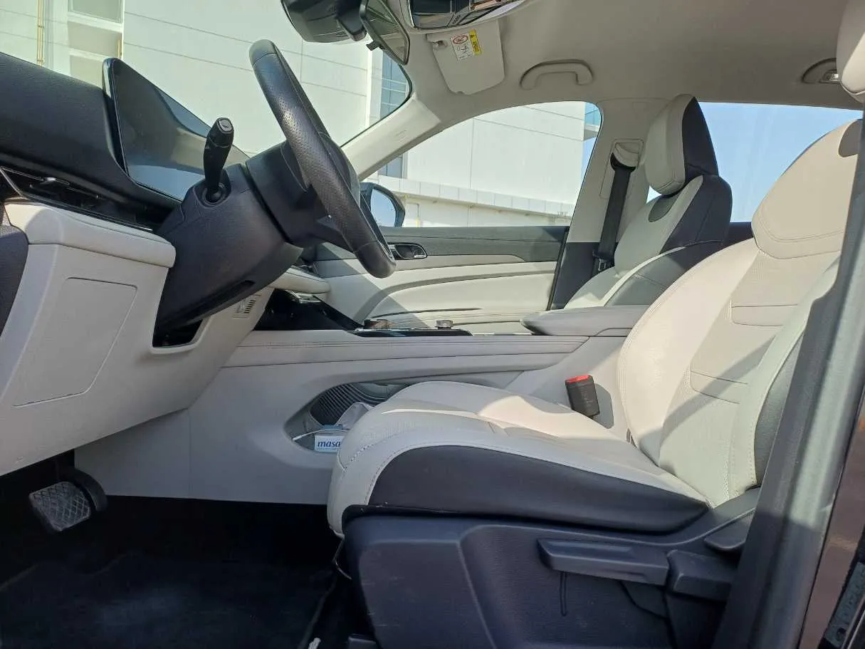 Car image 12
