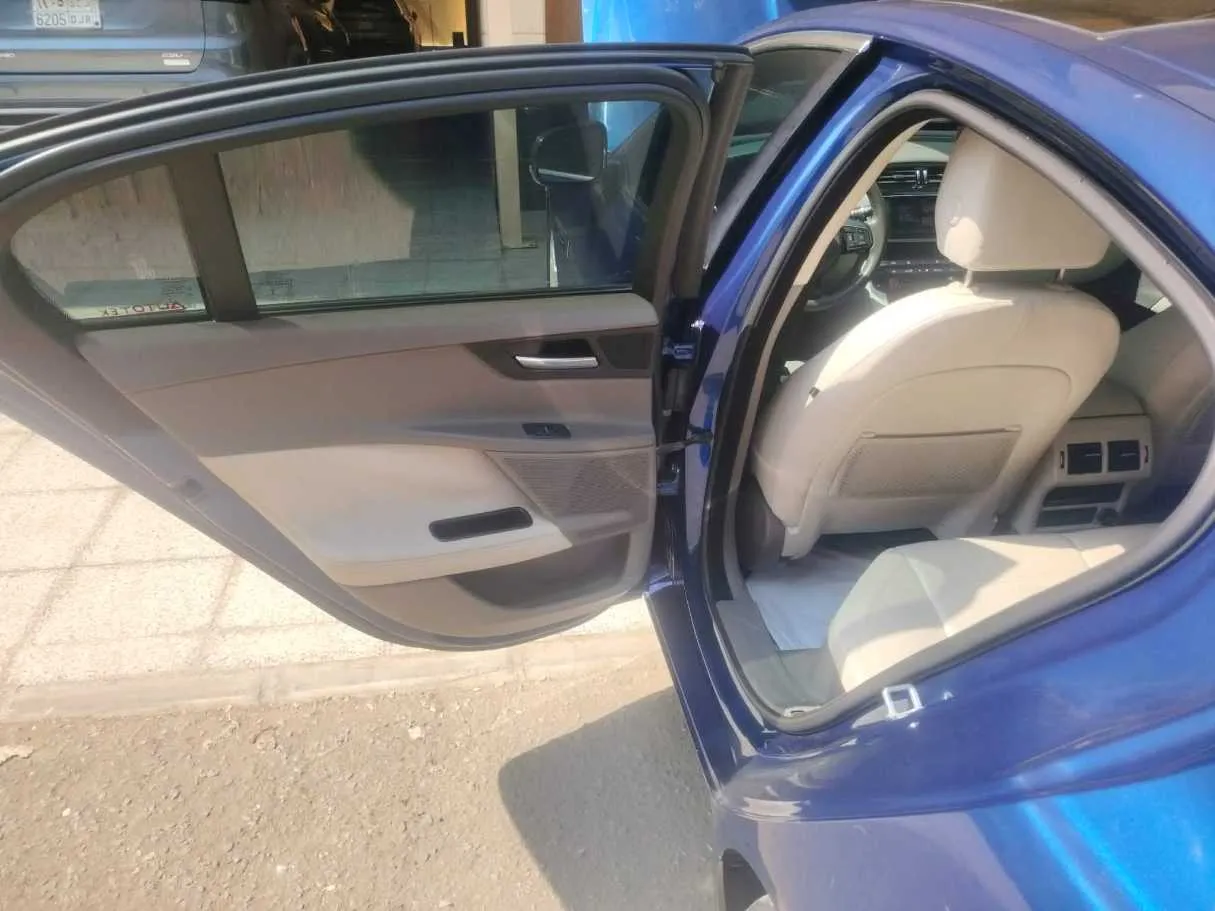 Car image 16