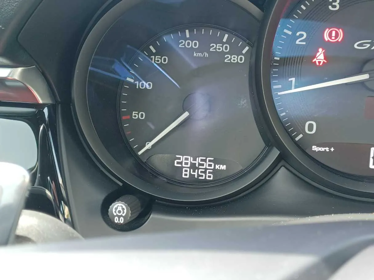 Car image 18
