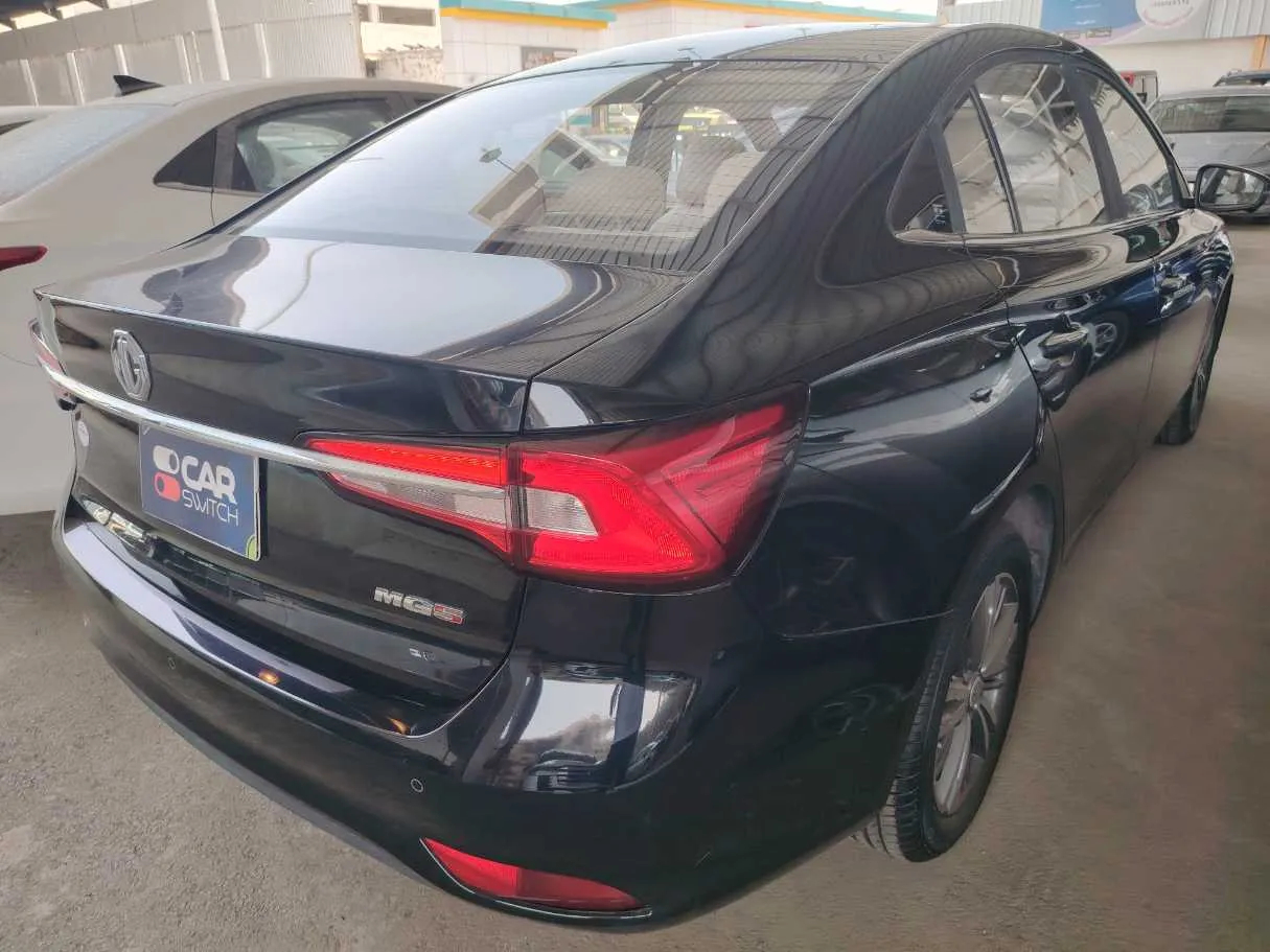 Car image 5