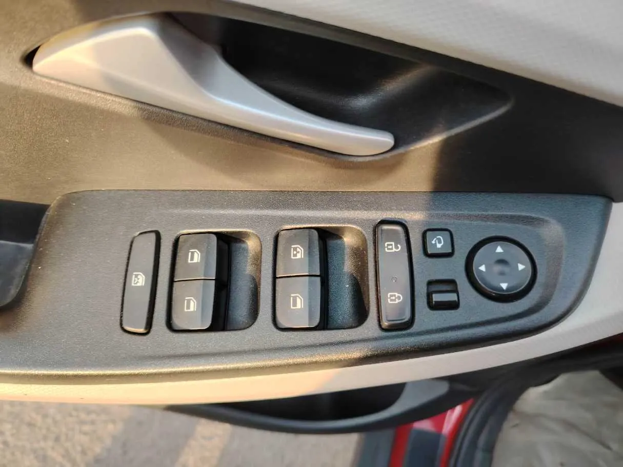 Car image 34