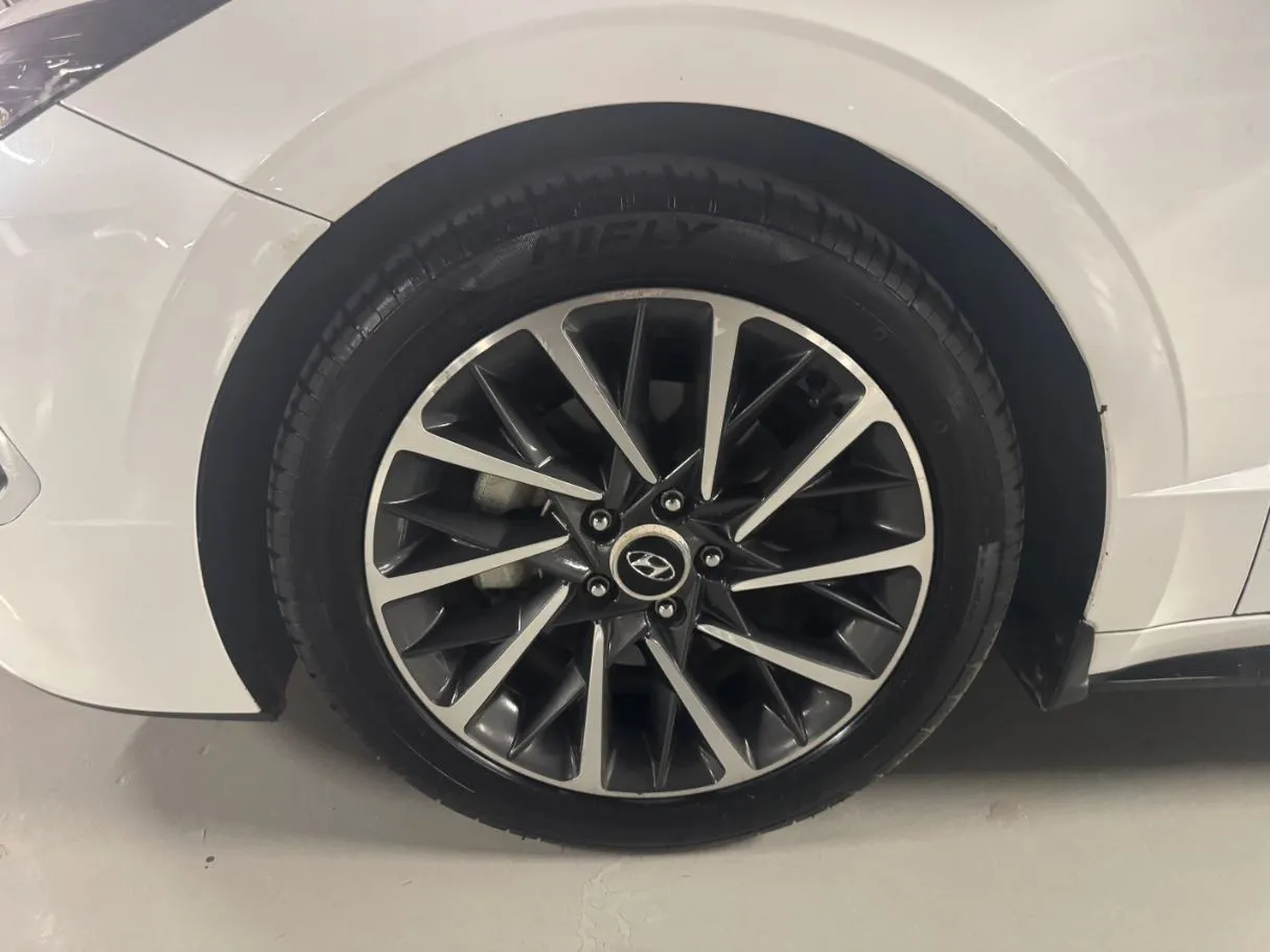 Car image 9