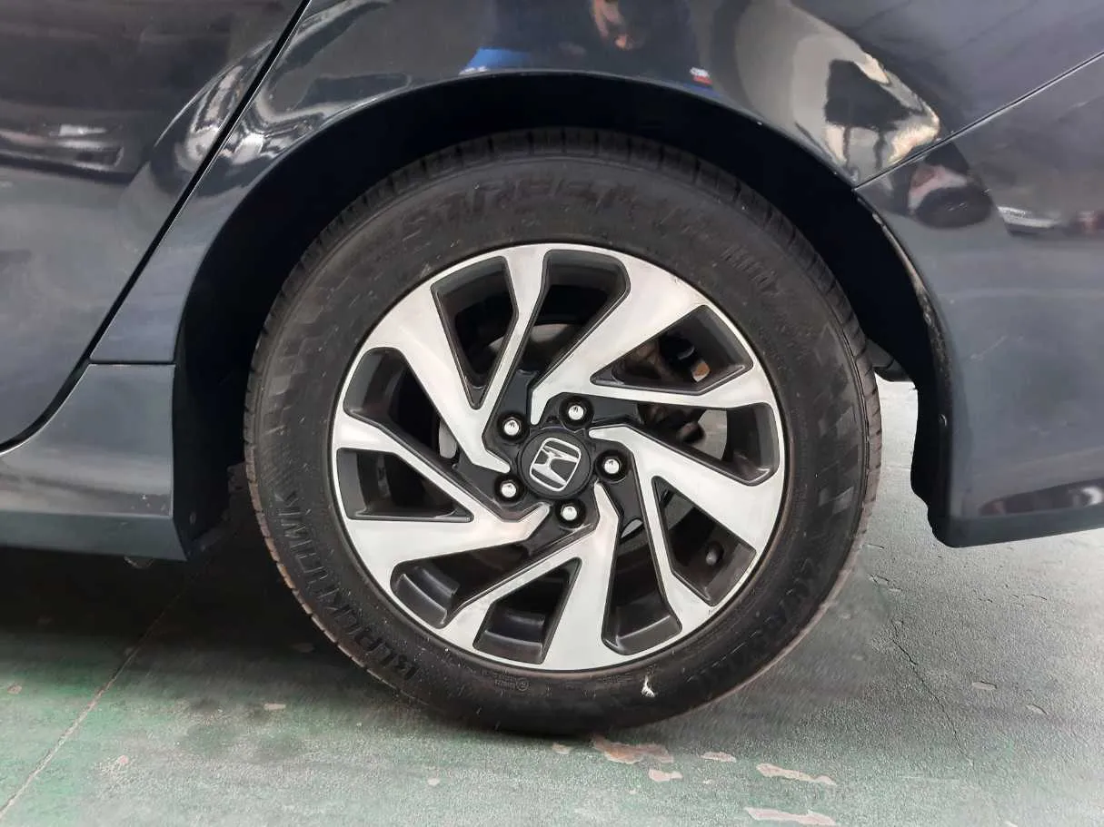 Car image 9