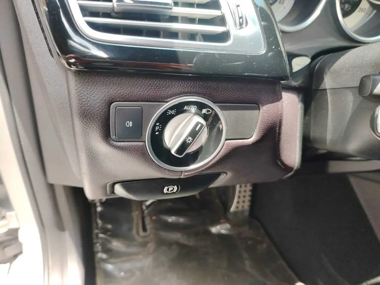 Car image 32