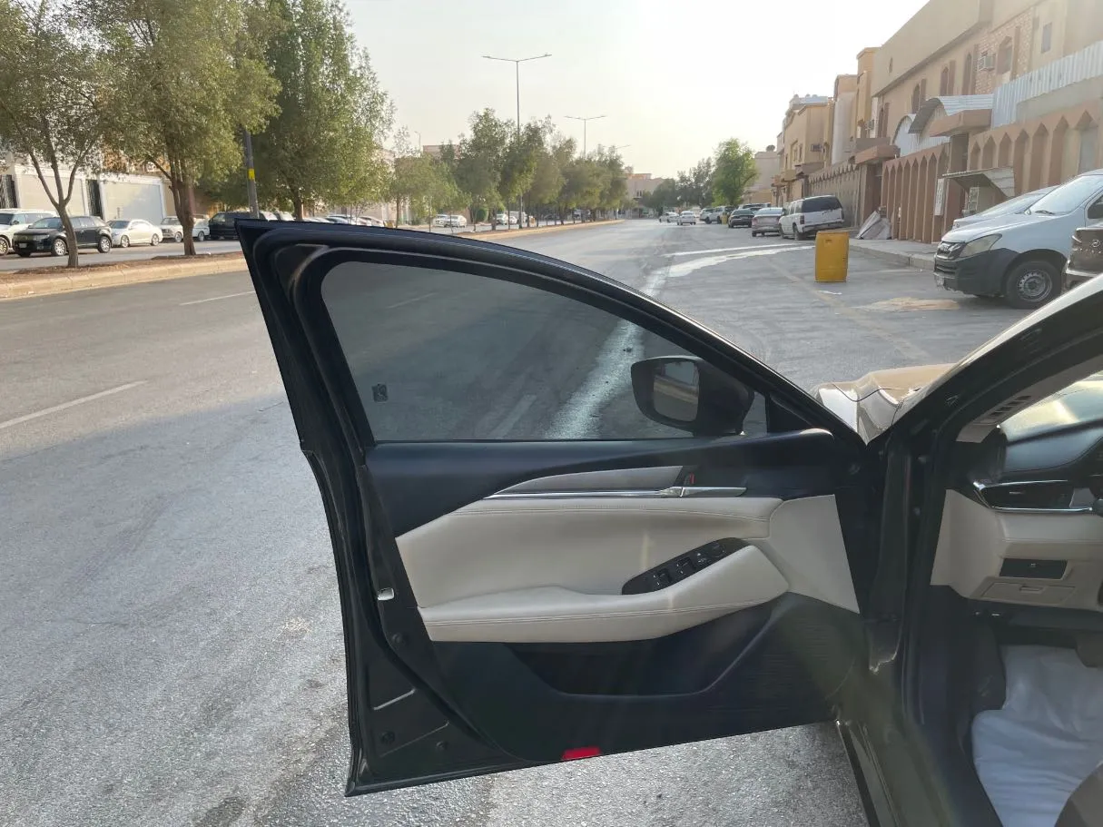 Car image 10