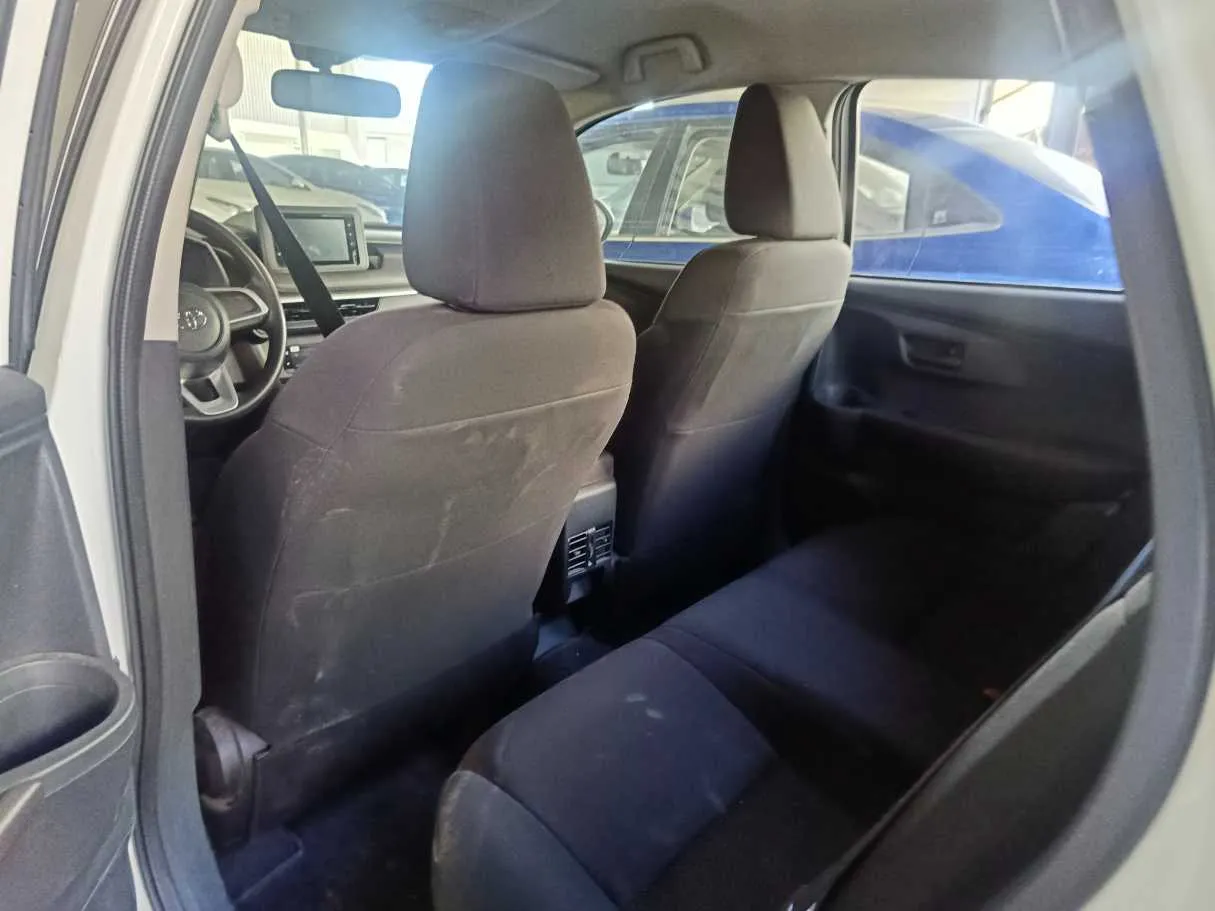 Car image 19