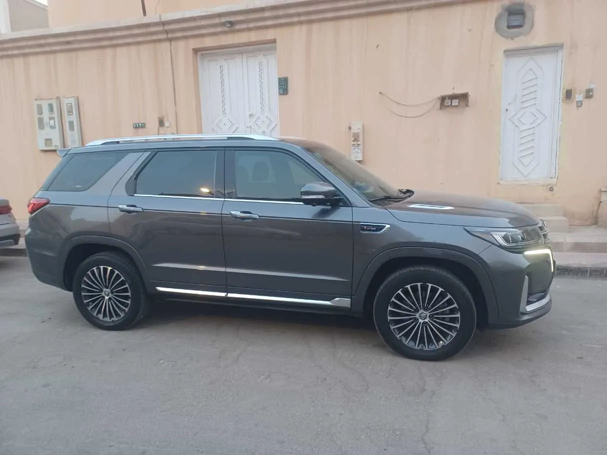 Car image 4