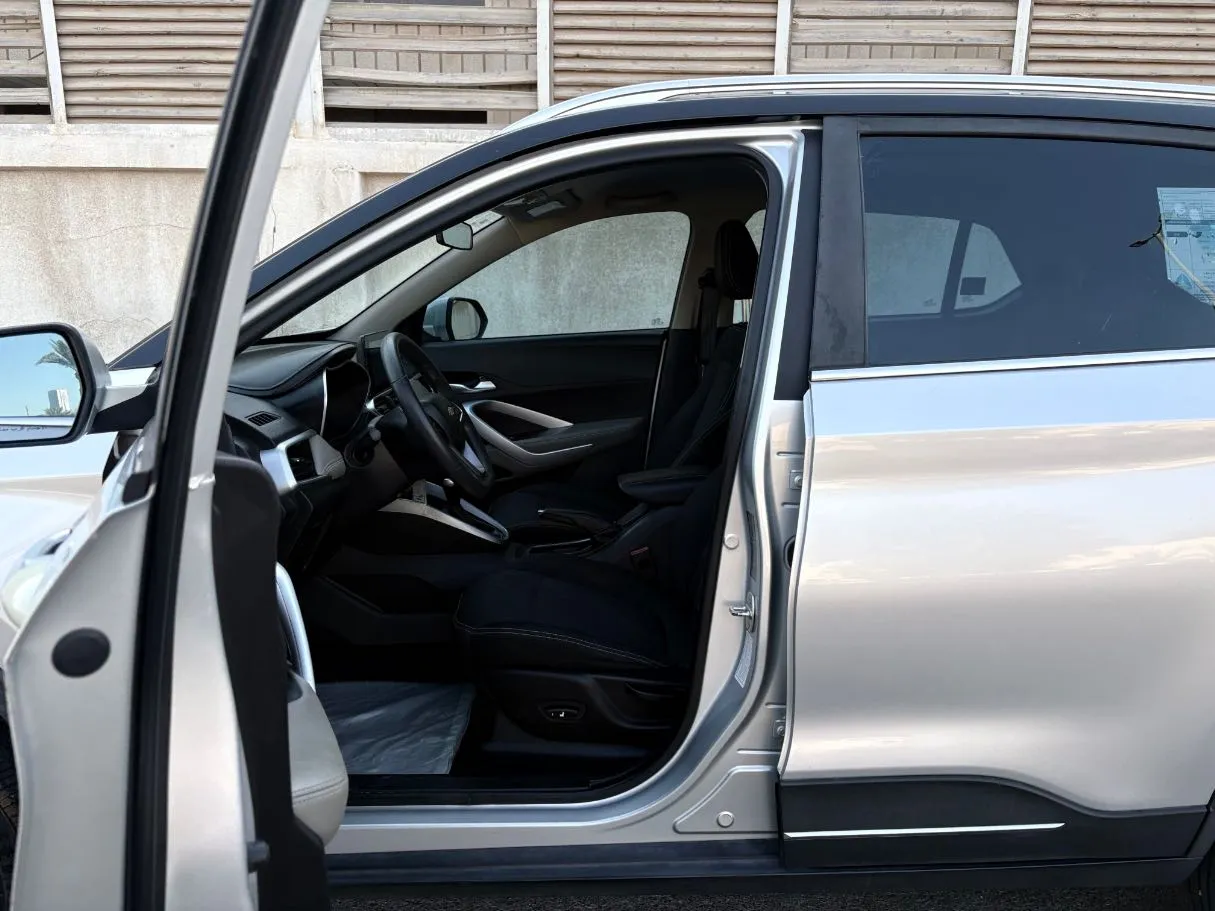 Car image 12