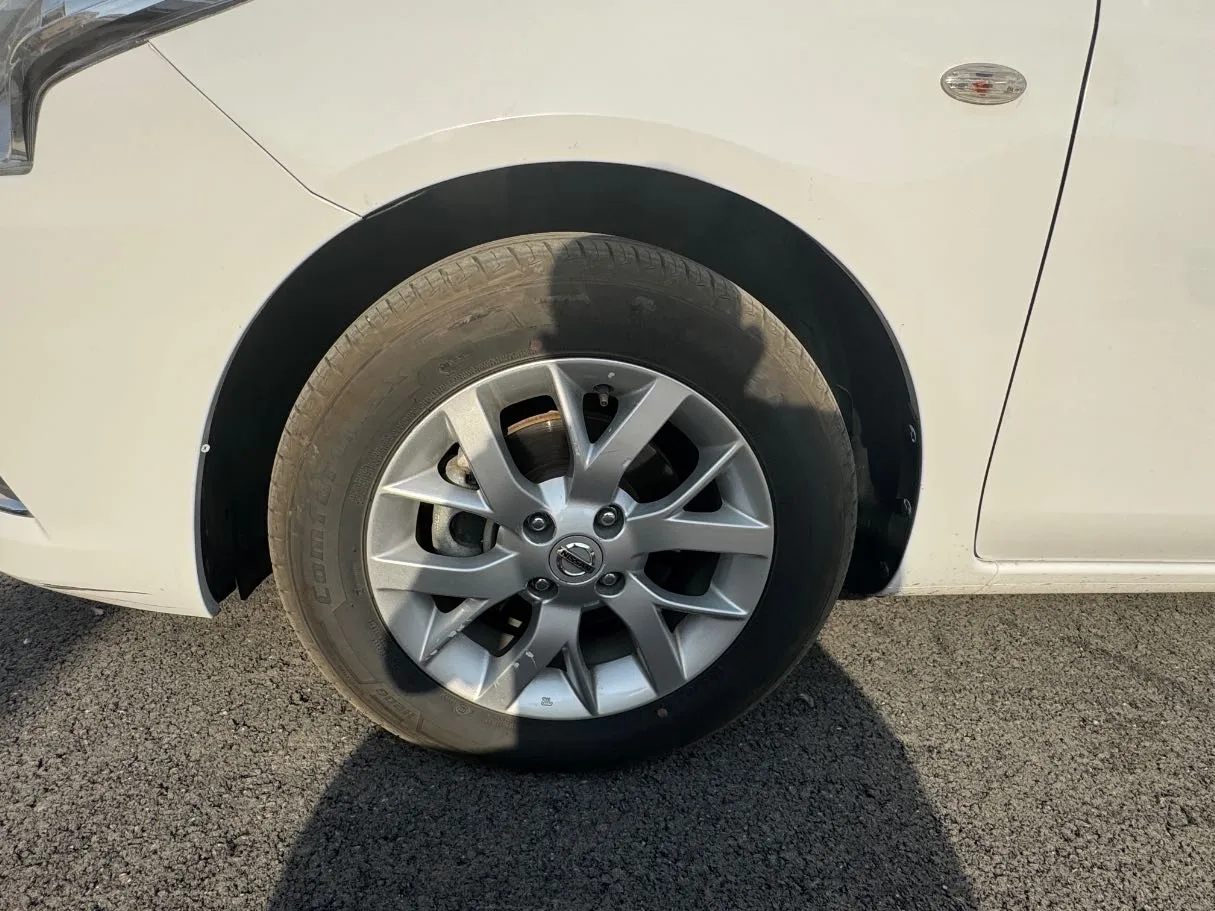 Car image 9