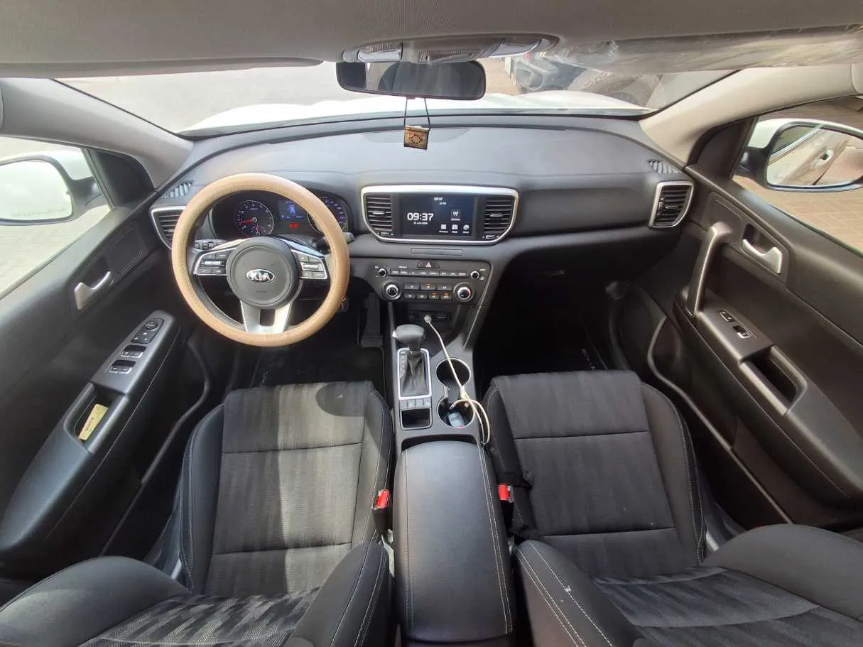 Car image 14