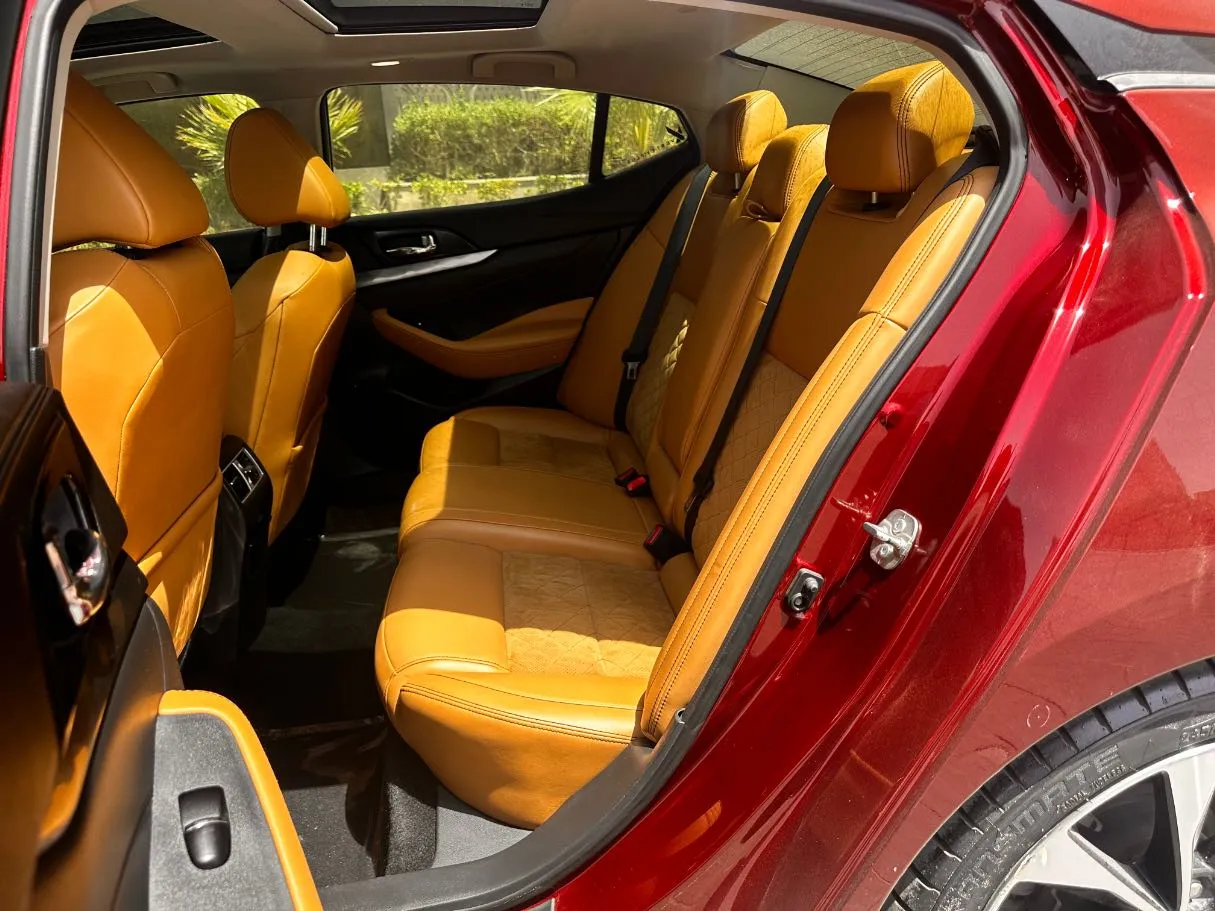 Car image 14