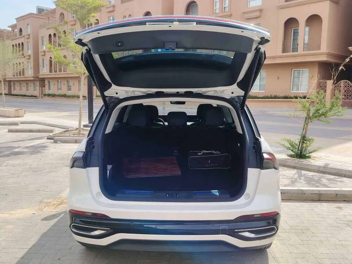 Car image 20