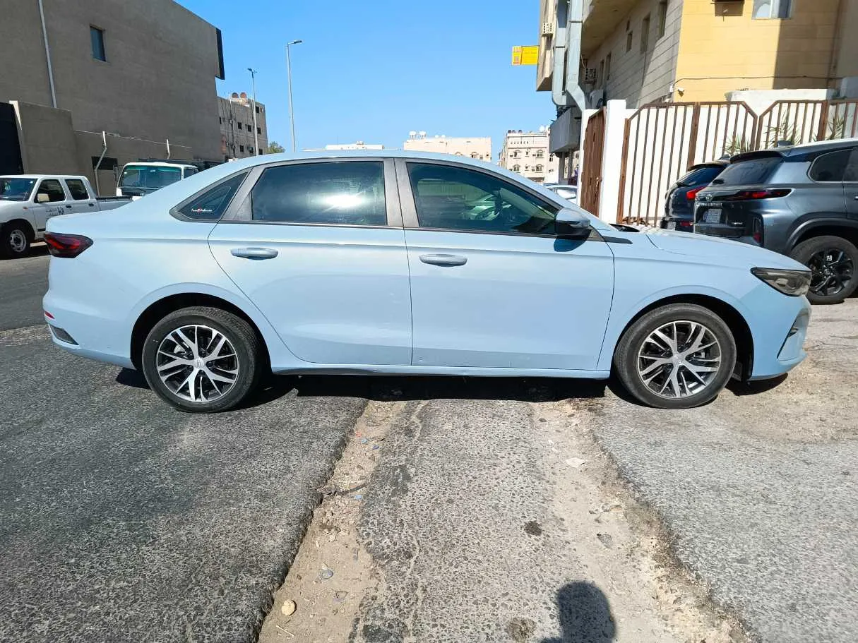 Car image 4