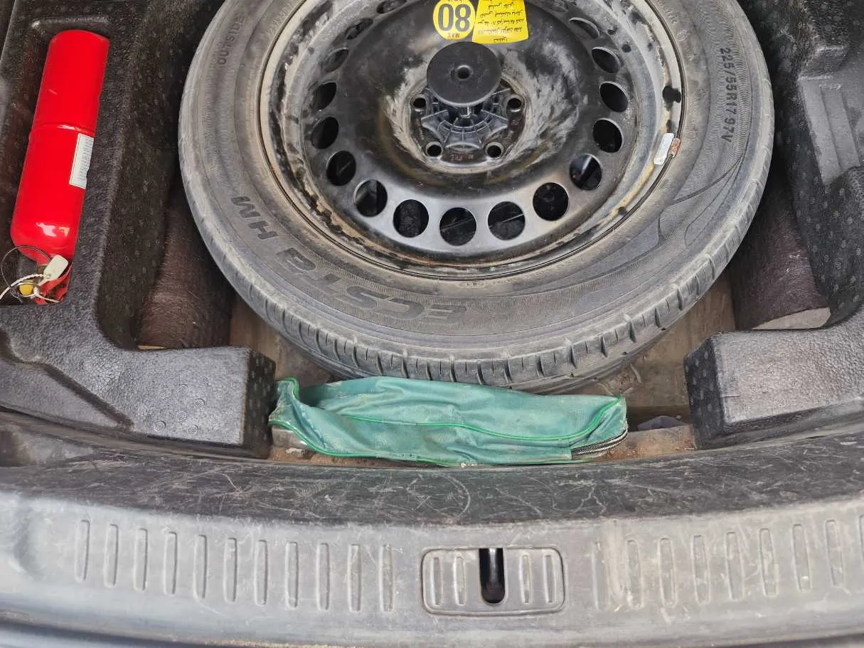 Car image 23