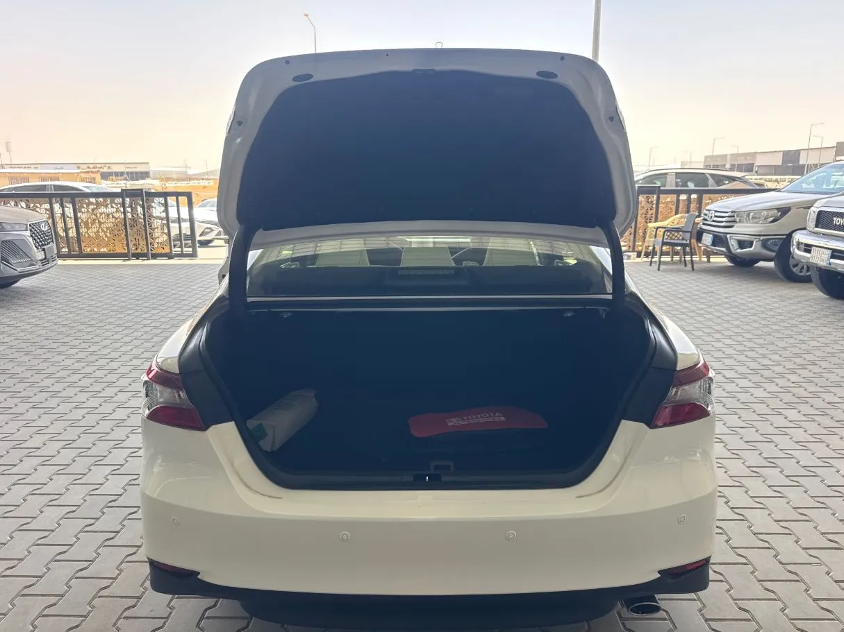 Car image 16