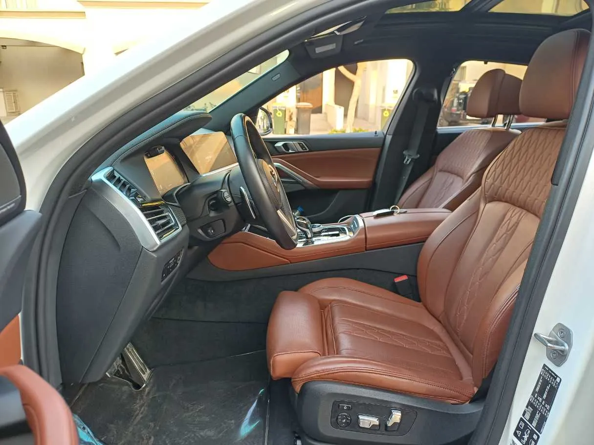 Car image 12