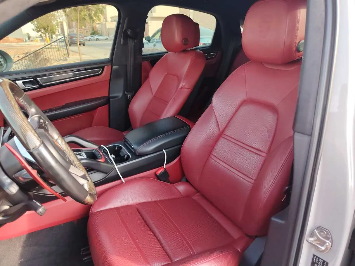 Car image 12