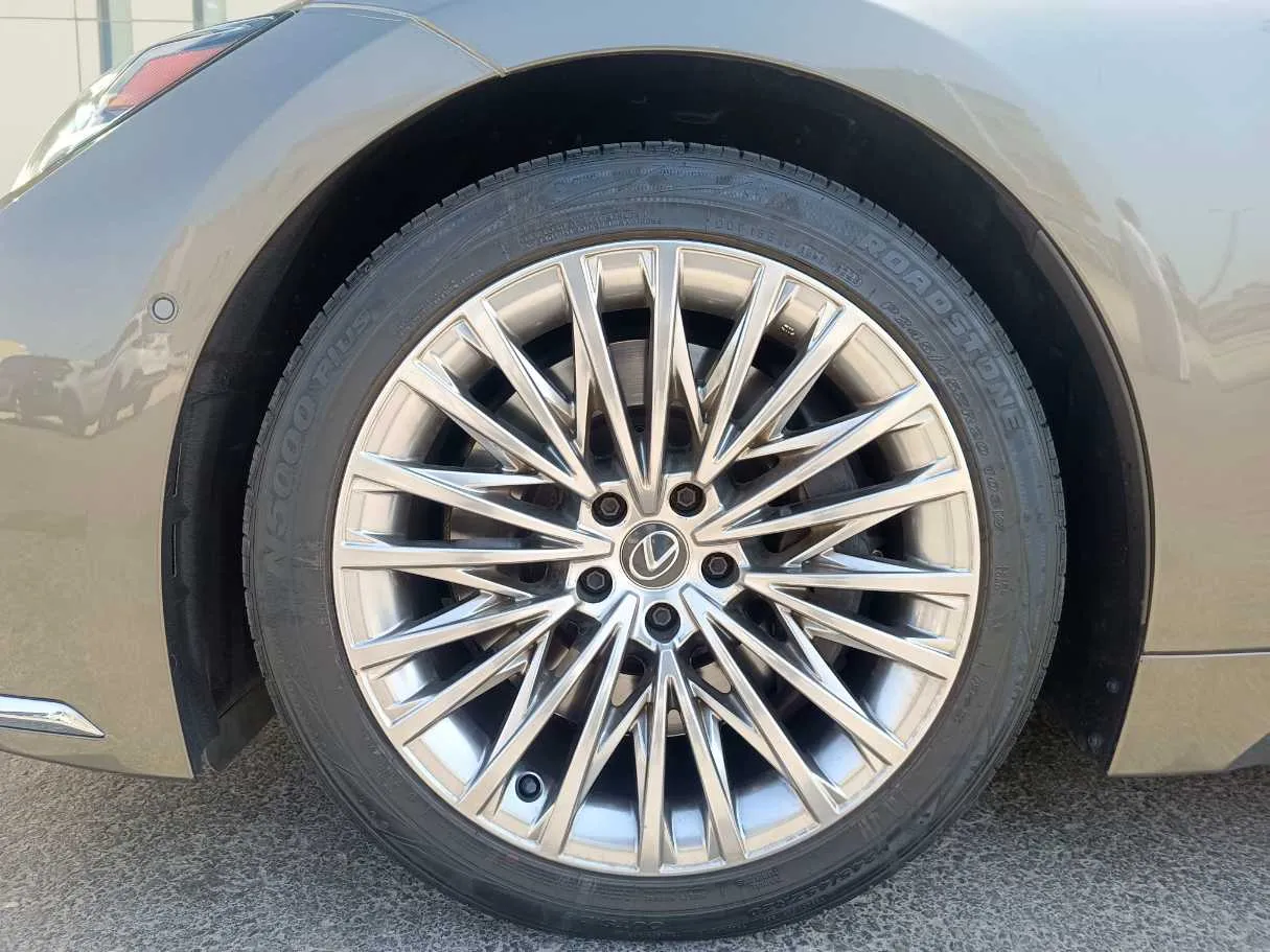 Car image 10