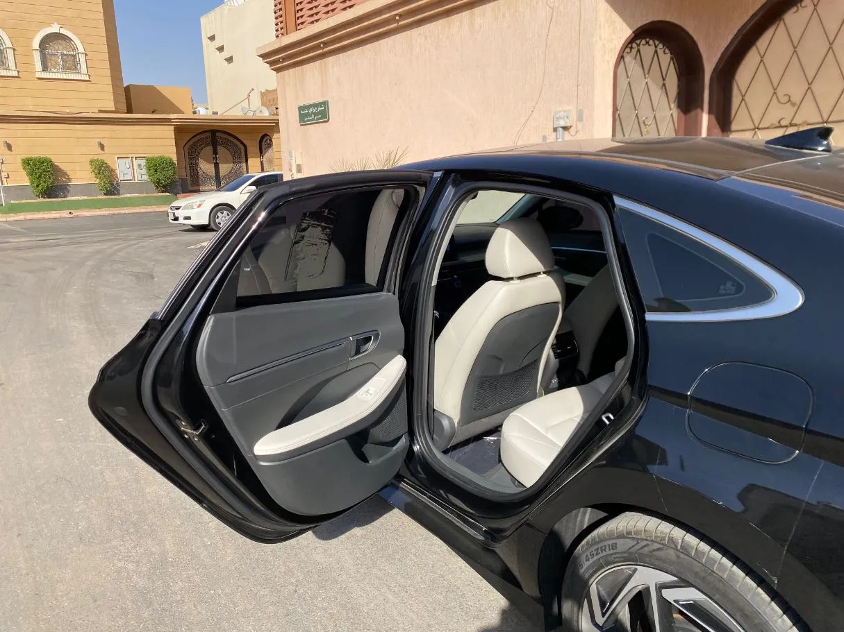Car image 12