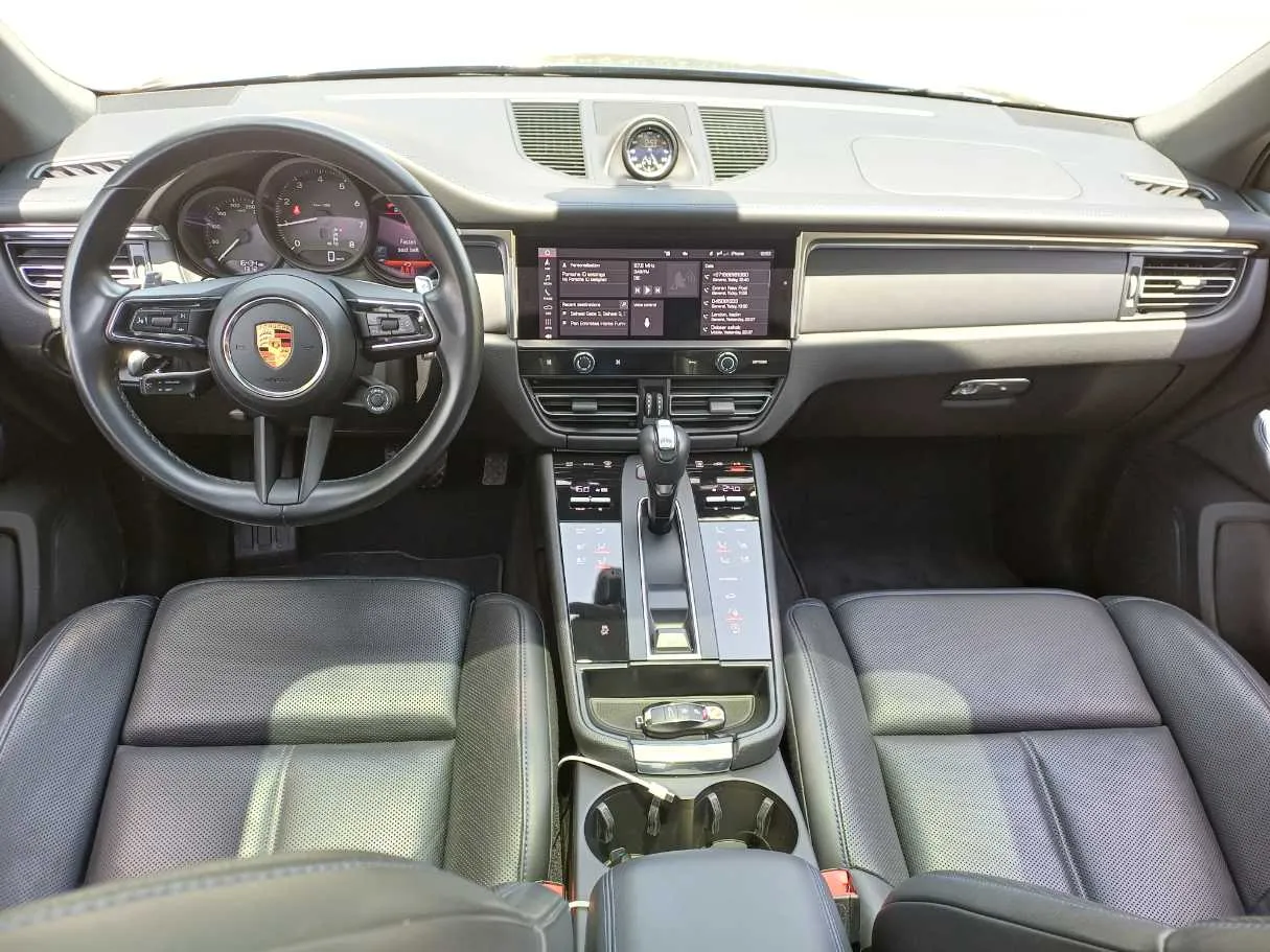Car image 17