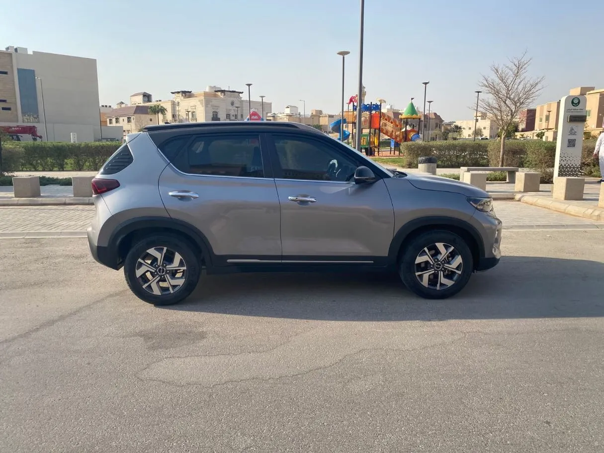 Car image 4