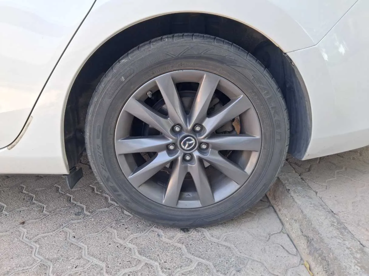 Car image 9