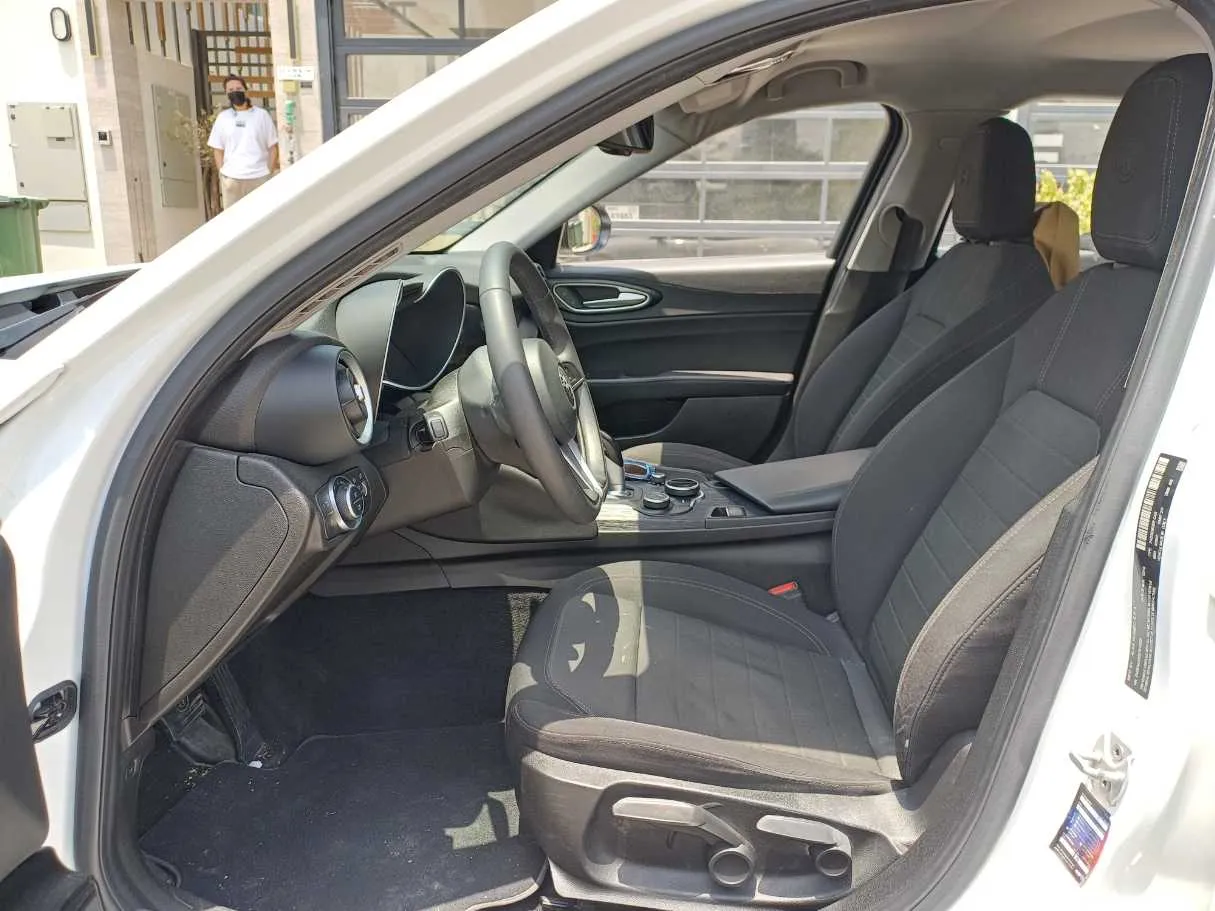 Car image 12
