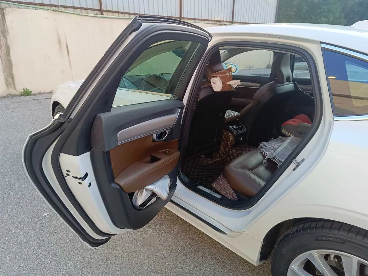 Car image 16