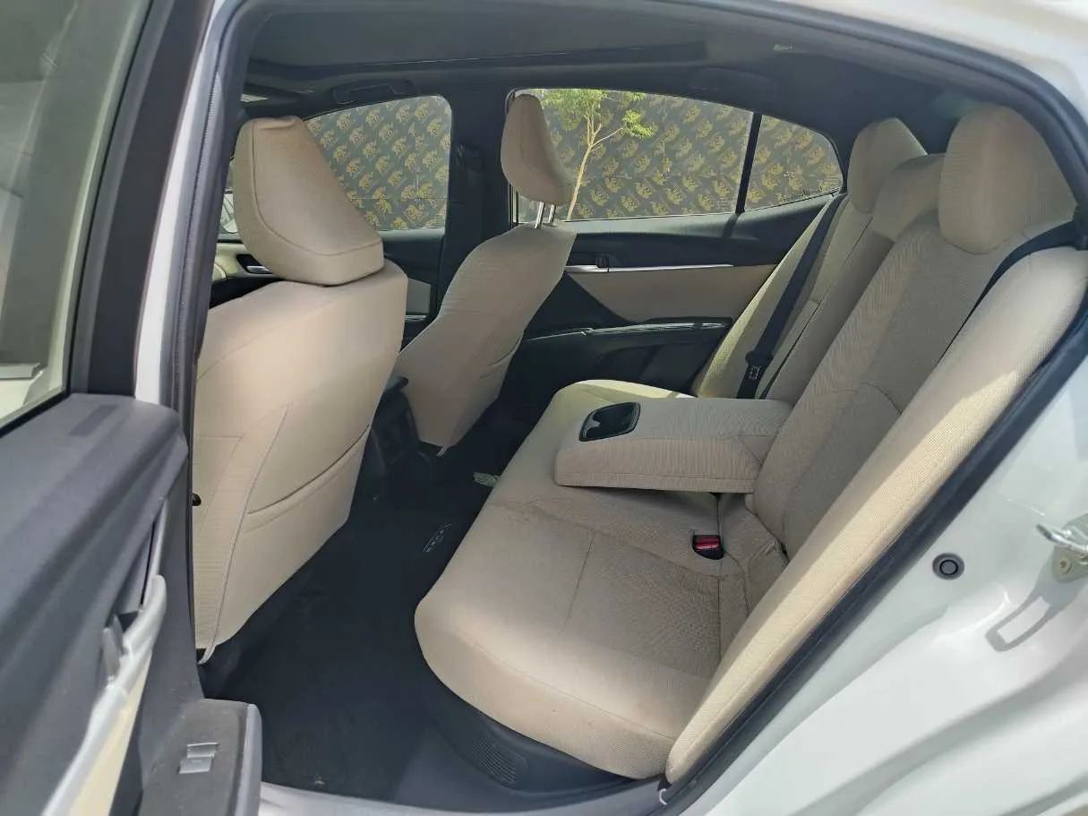 Car image 18