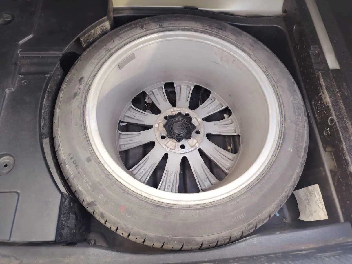 Car image 26