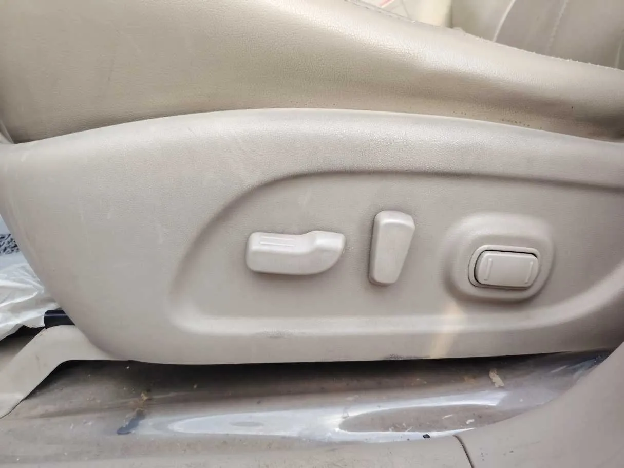 Car image 30