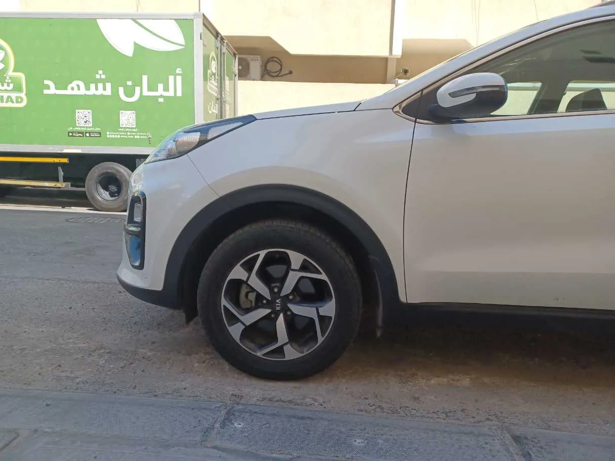 Car image 9