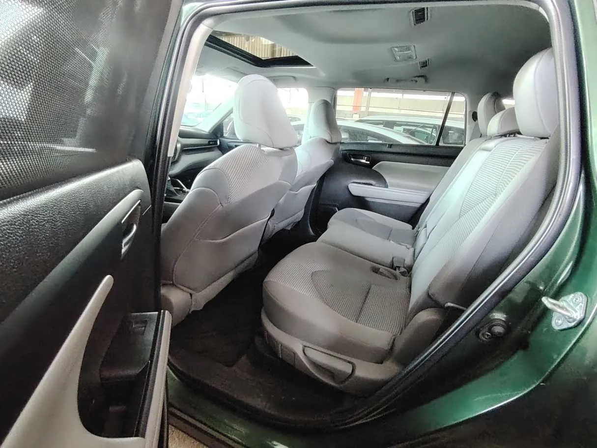 Car image 18