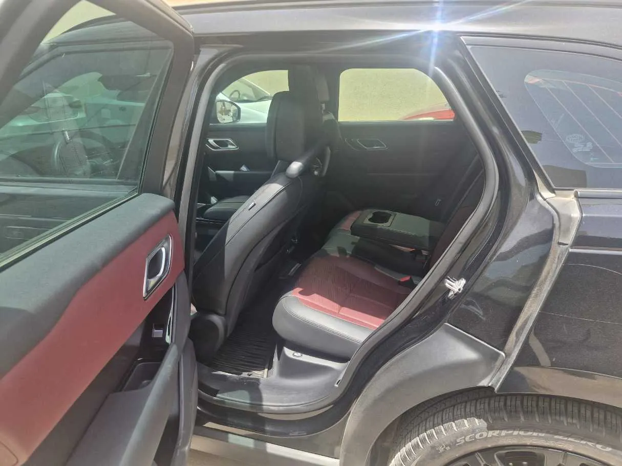 Car image 14