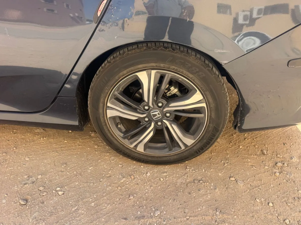 Car image 9