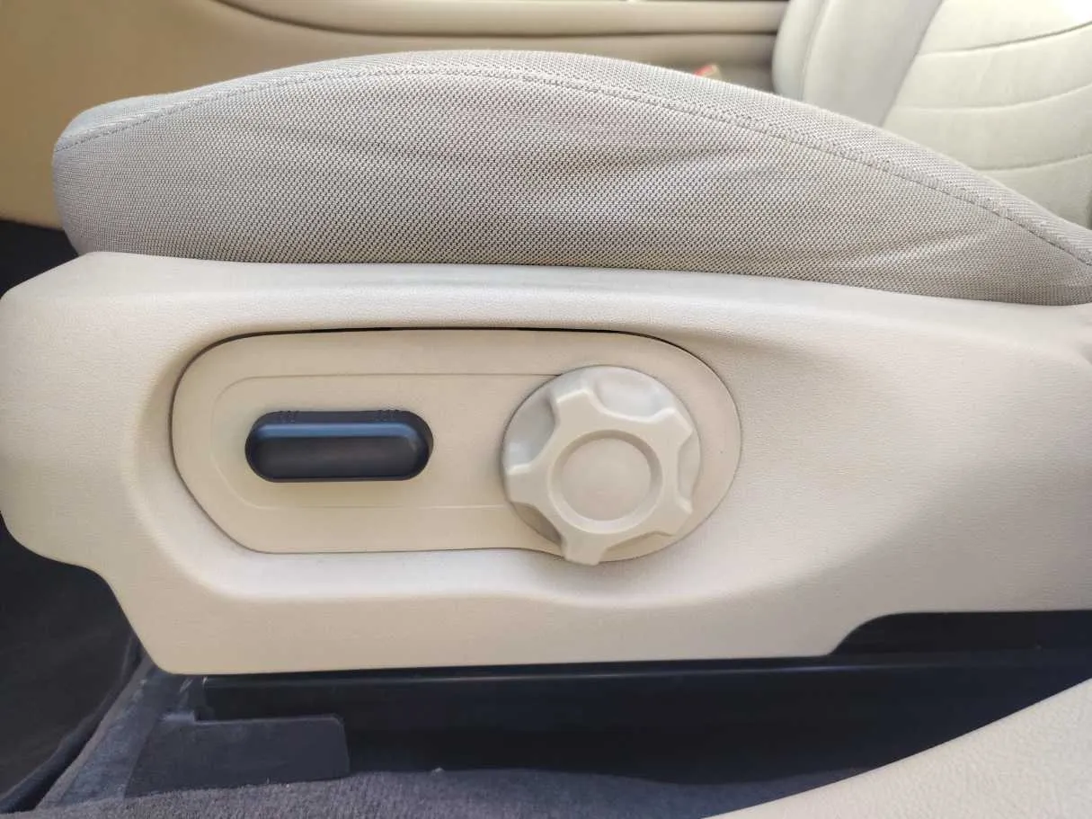 Car image 25
