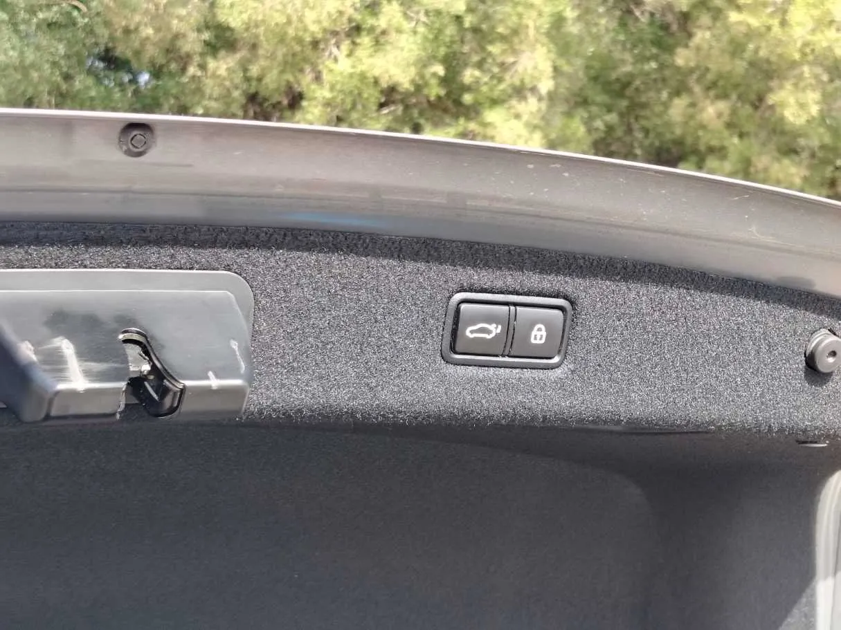Car image 27