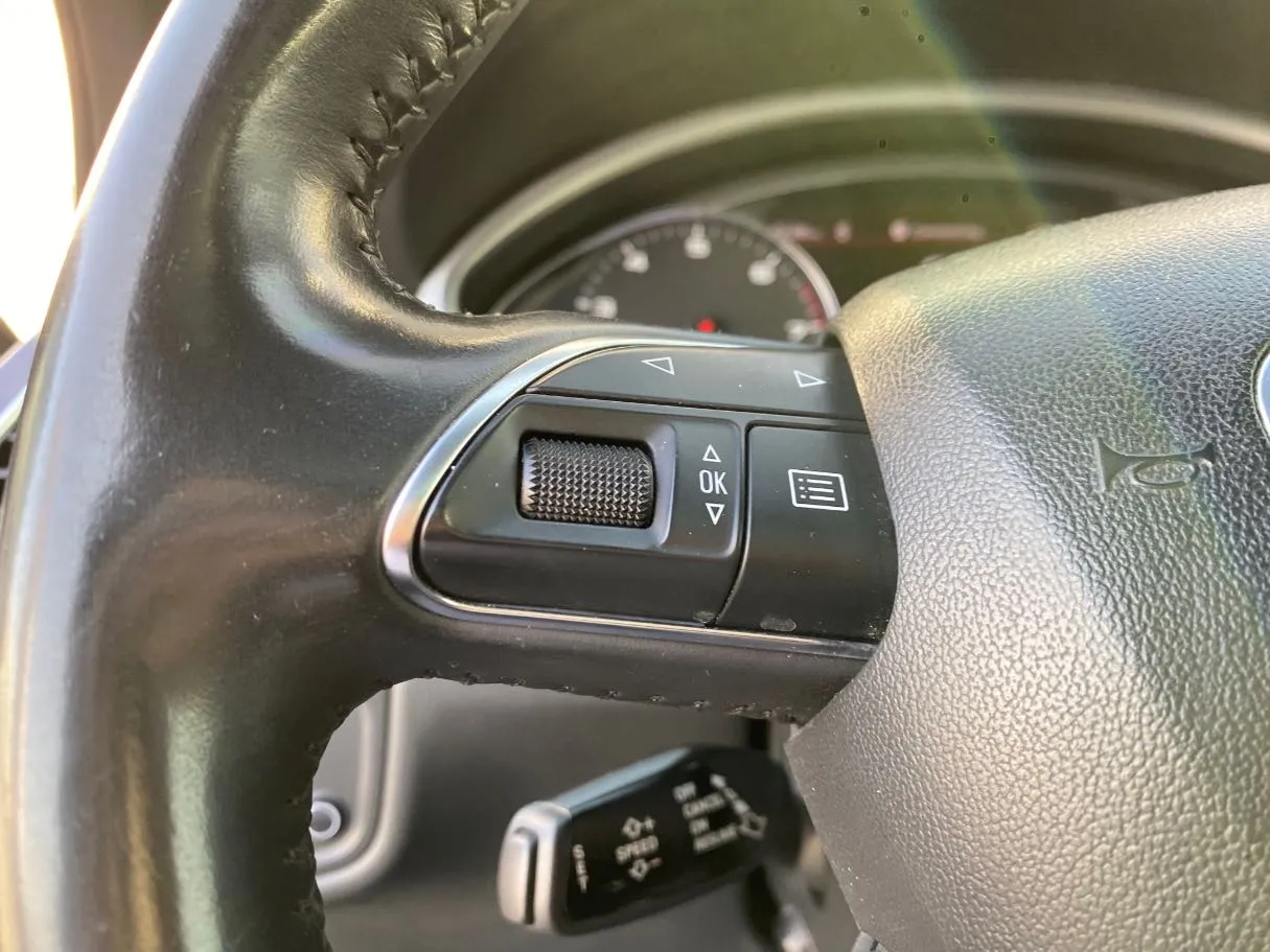 Car image 30