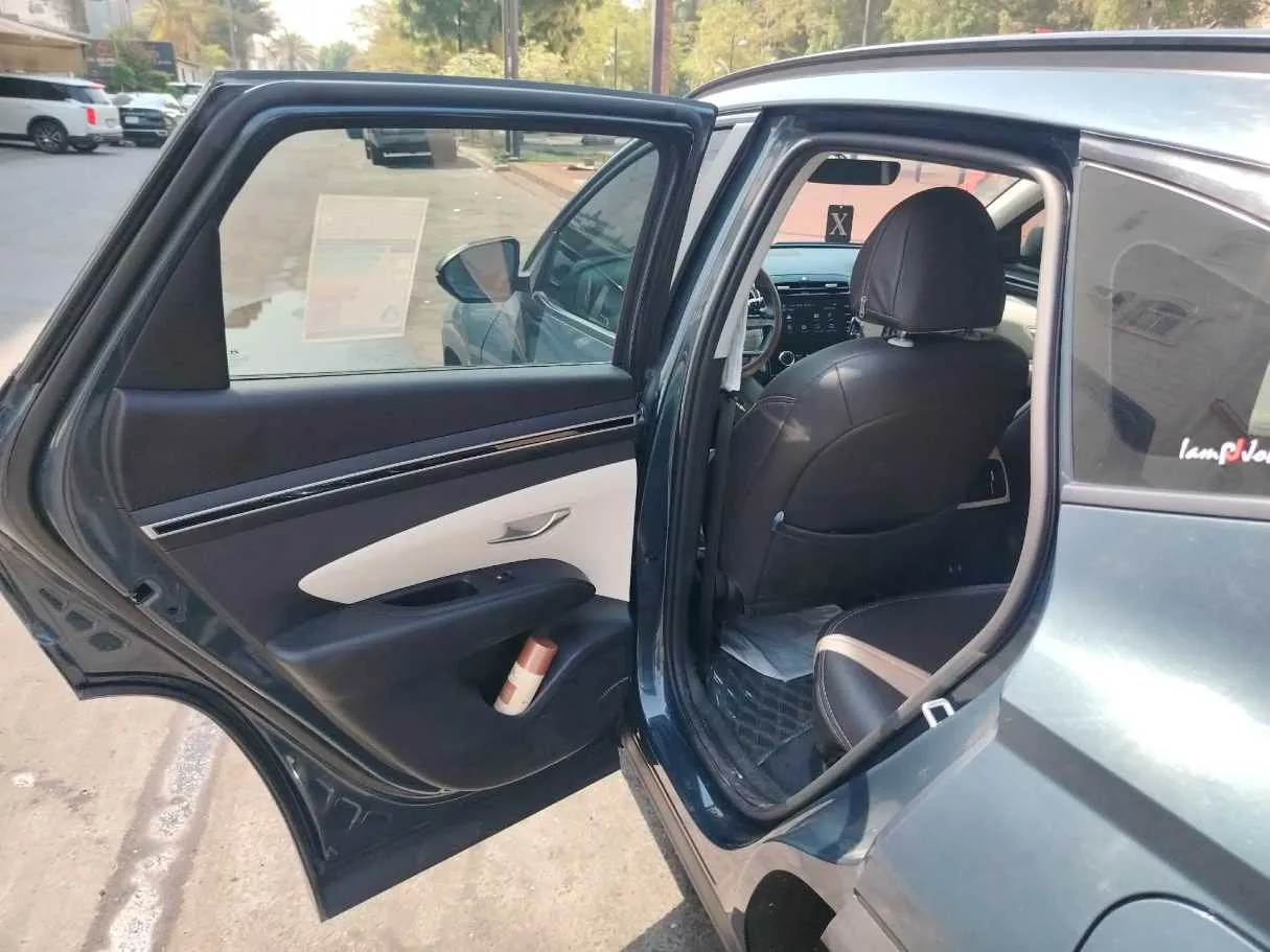 Car image 17