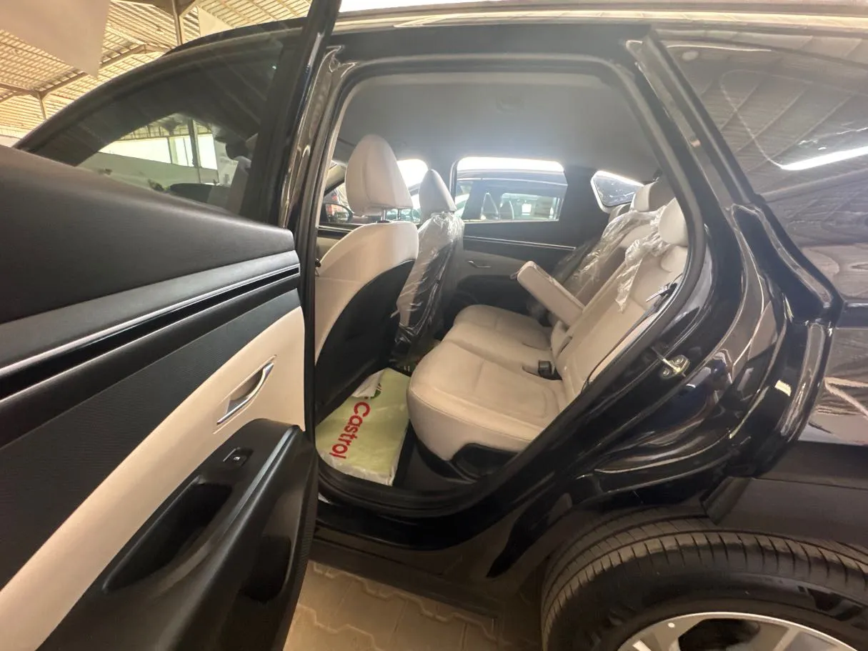 Car image 9
