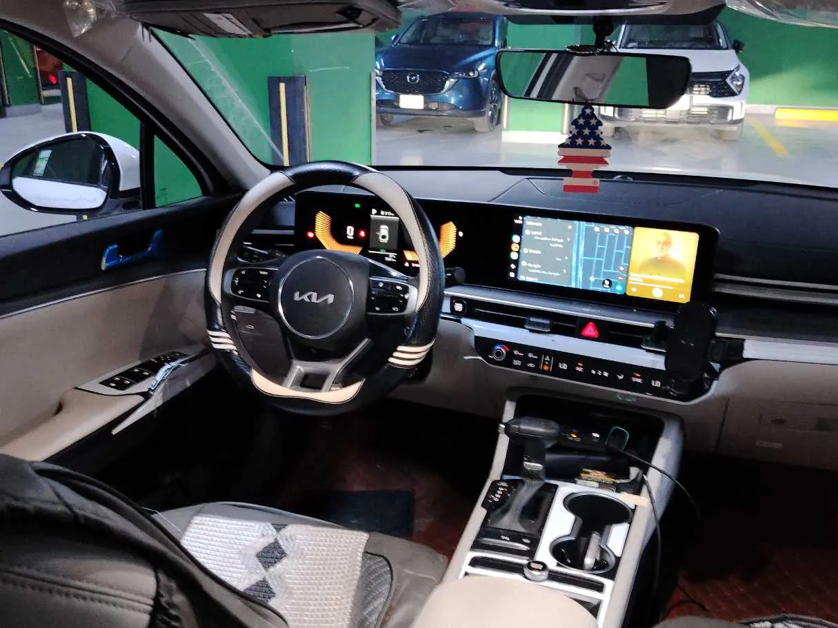 Car image 24