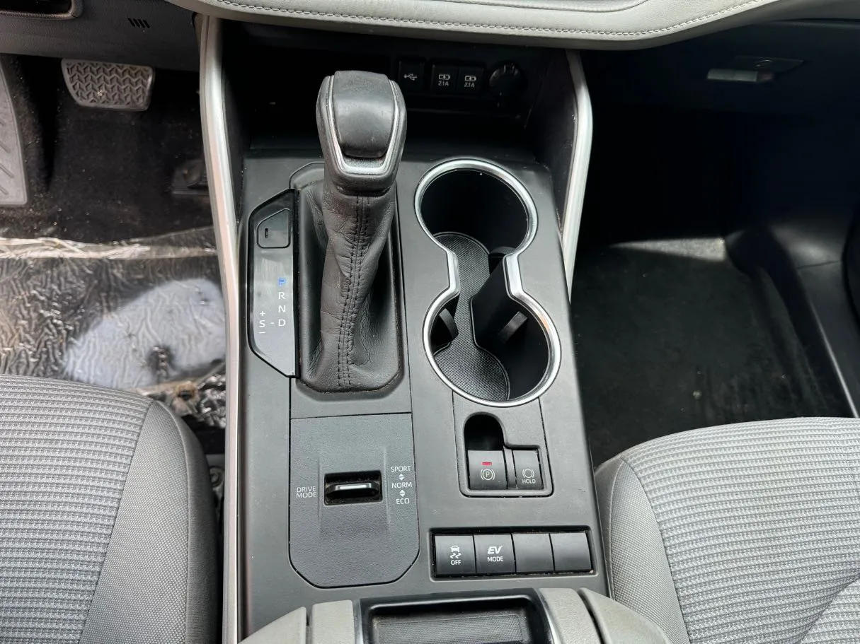 Car image 16