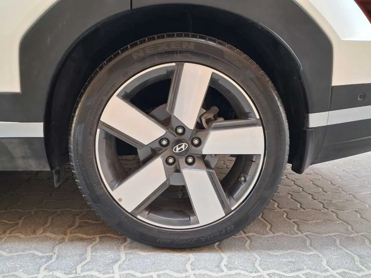 Car image 9