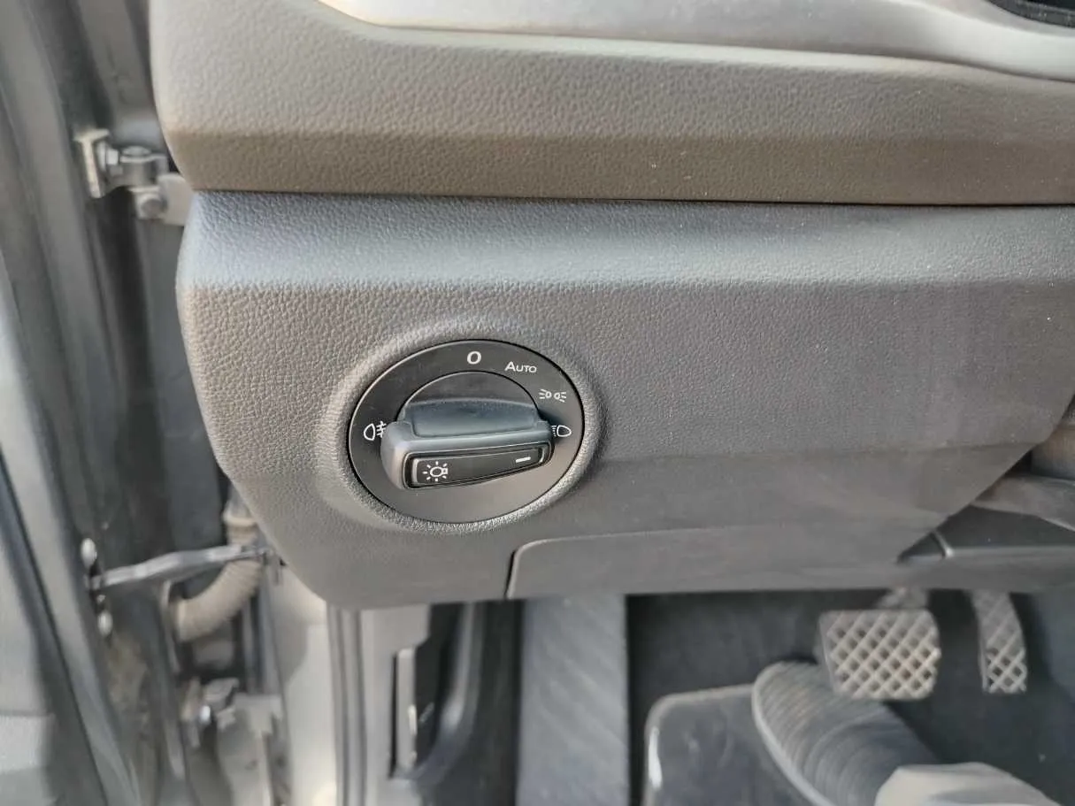 Car image 30