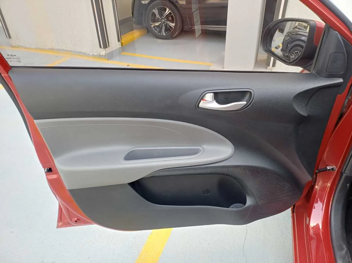 Car image 10