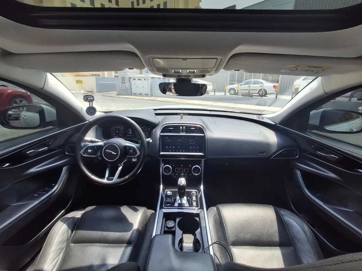 Car image 14