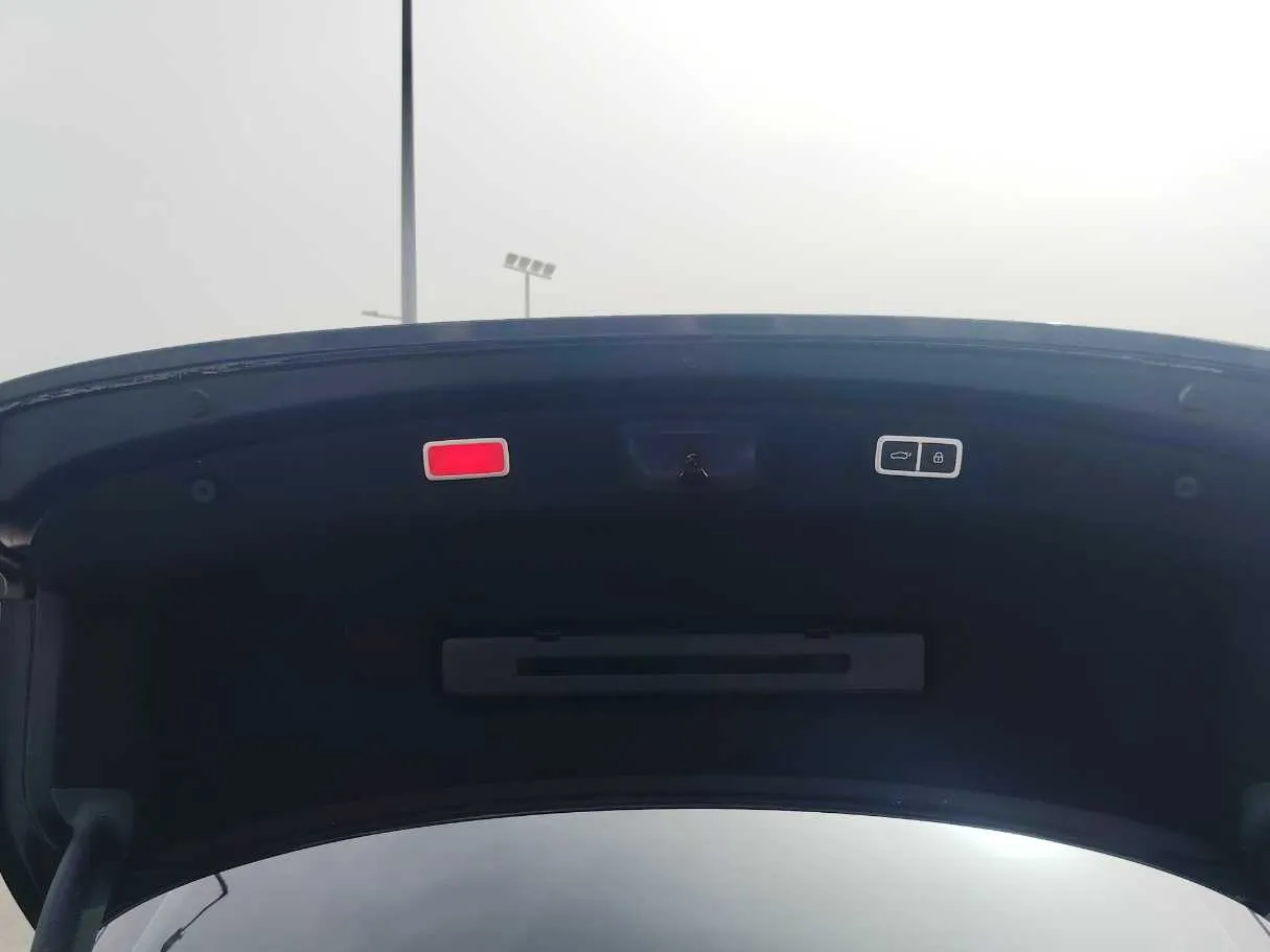 Car image 26