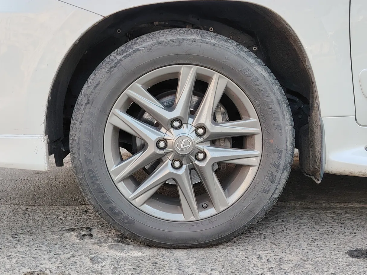 Car image 10