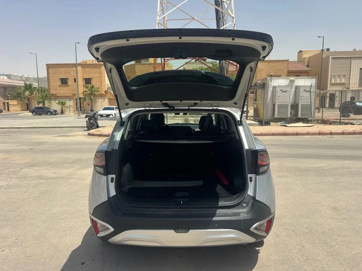 Car image 19