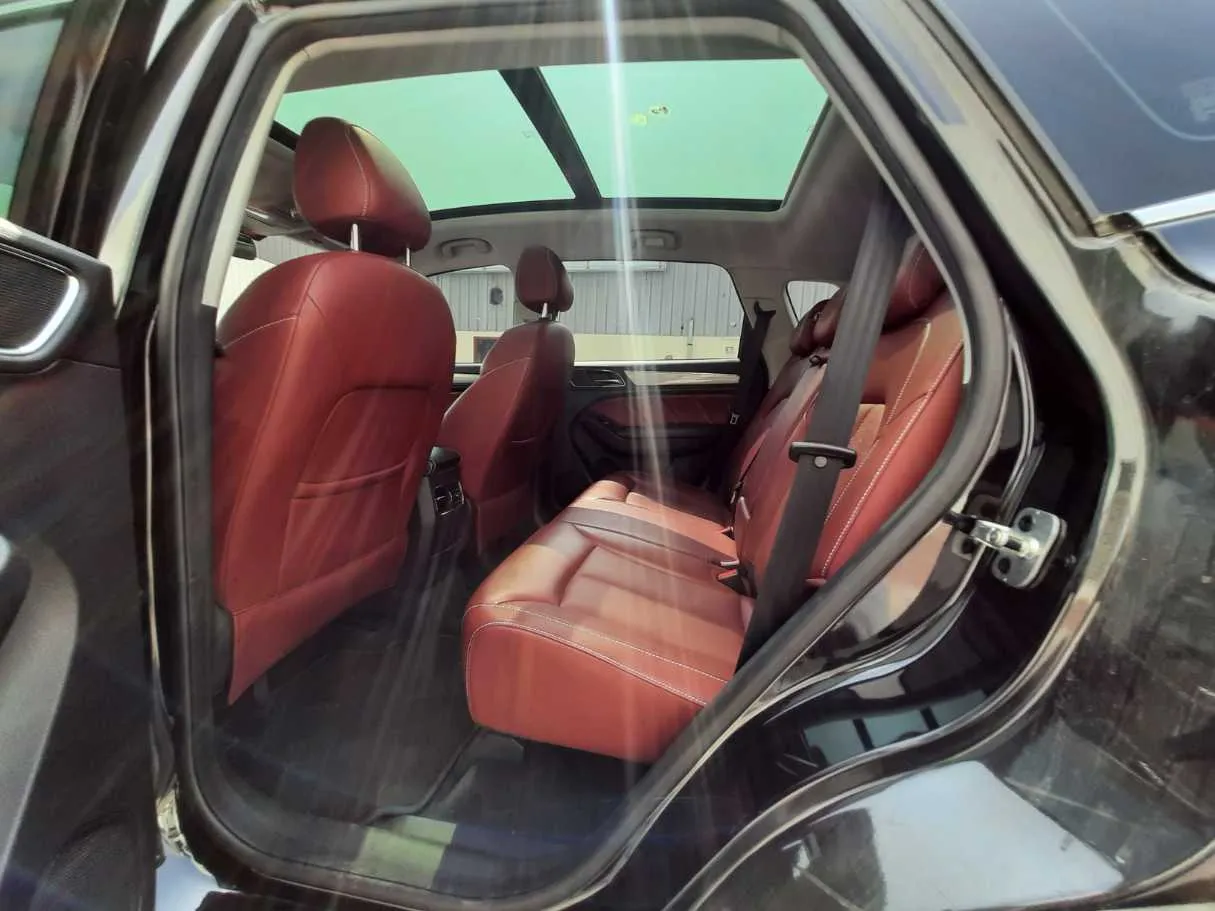 Car image 14